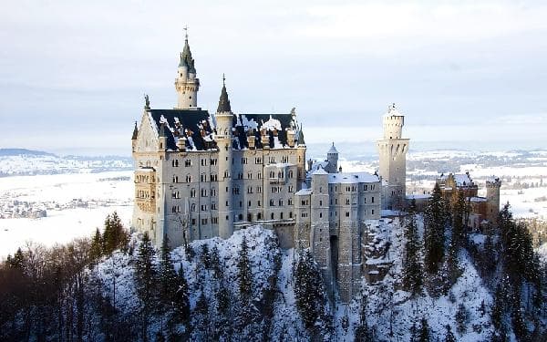 Munich Day Tour A: Neuschwanstein Castle + Linderhof Palace + Oberammergau, the Painted Village