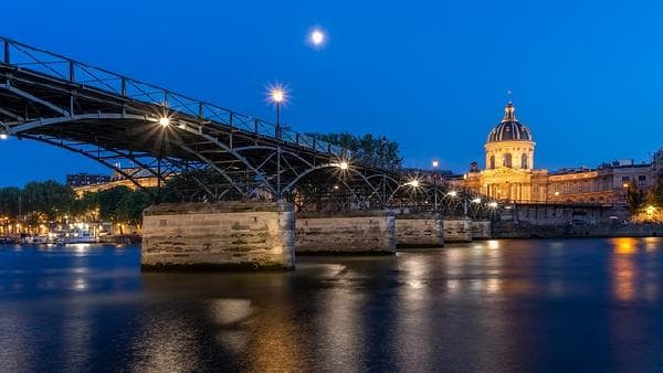 Romantic Seine River Dinner Cruise in Paris (Window Seat)