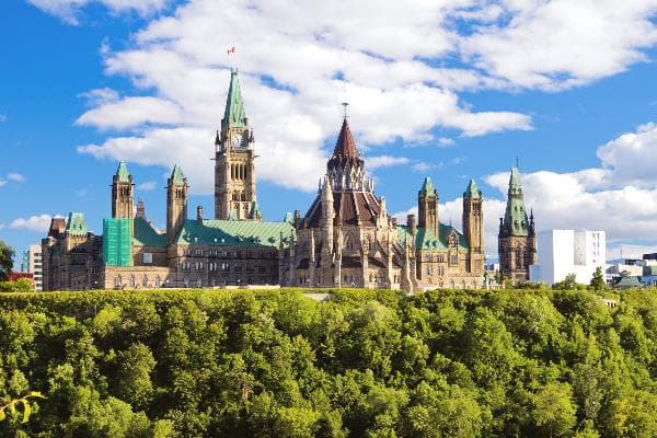 [Winter, November–April] 5-Day Eastern Canada Highlights Tour: Kingston + Ottawa + Montreal + Quebec City + Thousand Islands + Niagara Falls (round trip from Toronto | airport transfer package included)
