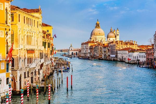 Discover Northern Italy ▪ 5/6-Day Trip to the Dolomites, Bergamo, Venice and Lake Garda [Small Group Tour with Chinese-Speaking Guide] <Milan pickup and drop-off>