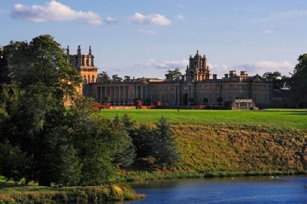 London Day Tour: Blenheim Palace + Cotswolds (English-Speaking Group)