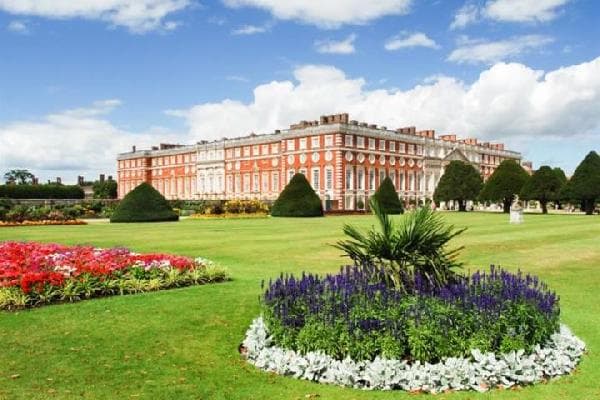 London Day Tour: Panoramic London, Windsor Castle, and Hampton Court Palace (English-Speaking Group)