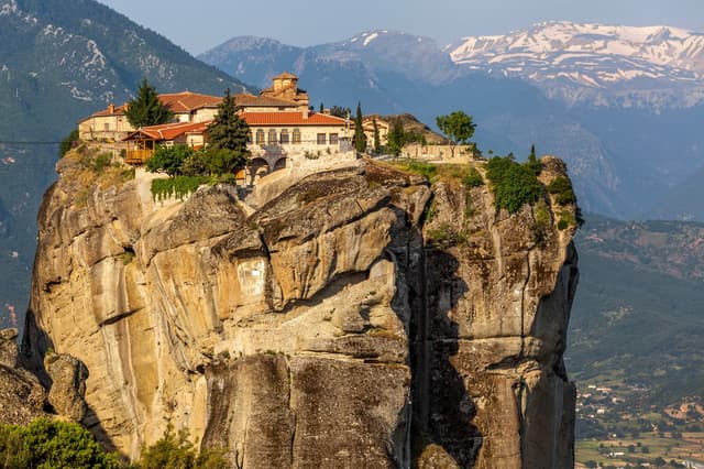 [Greece Private Tour] Meteora & Delphi Easy Tour: 2 Days · City in the Sky × Ancient Oracle Sanctuary