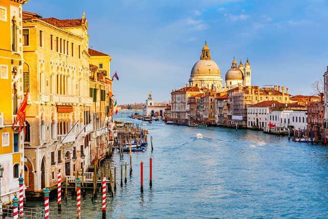 【Italy Private Tour】Alpine Lakes and Mountain Charm · Northern Italy Dolomites Classics 5-Day Tour (Milan to Venice)