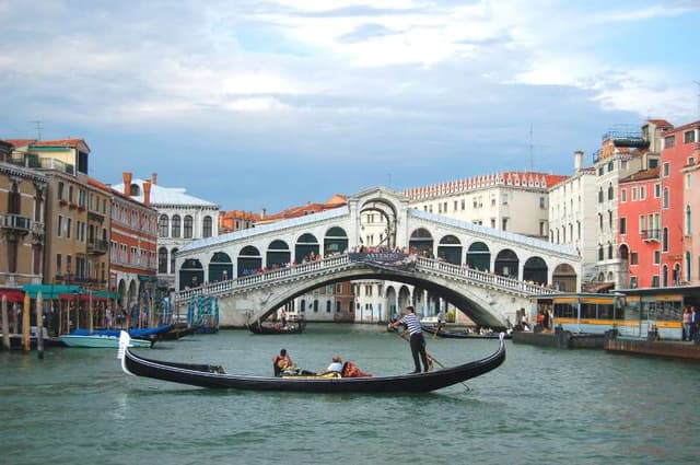 【Italy Private Tour】Alpine Lakes and Mountain Charm · Northern Italy Dolomites Classics 6-Day Tour (round trip from Milan)