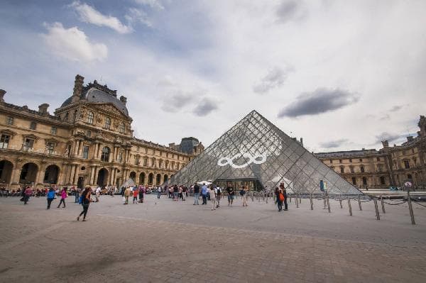 【Private France Tour】3-Day Paris in Motion, Feast for the Senses – Route A · Explore Two Palaces | Palace of Versailles & Louvre + Visit Two Châteaux | Château de Chambord & Château de Chenonceau + Montmartre Hill