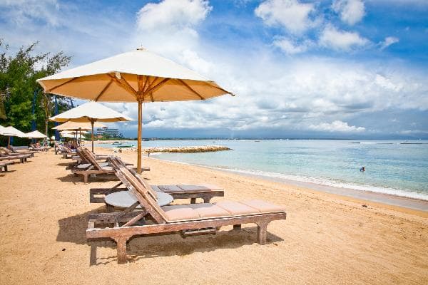 Surabaya, Indonesia • Bali: 6 Days, 5 Nights | Tumpak Sewu Waterfall + Mount Bromo + Tabuhan Island Snorkeling + Lovina Dolphin Watching + Ubud Rice Terraces + Nusa Penida West Coast (Chinese-Speaking Photography Tour, Small Group of 4–6)