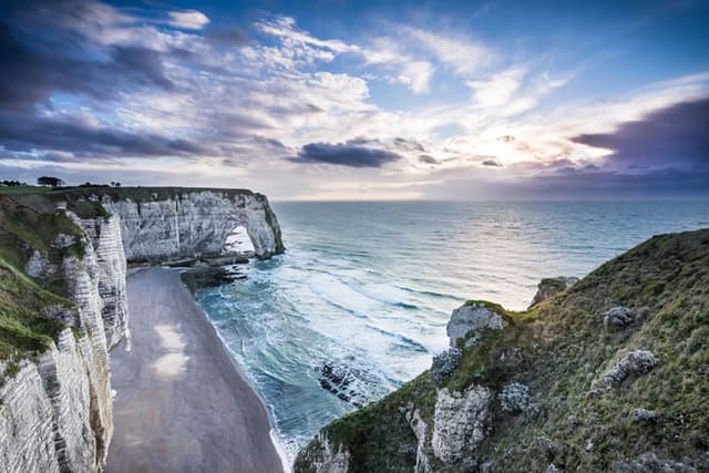【Private France Tour】3-Day Paris in Motion, Feast for the Senses – Route B · Loire Valley Châteaux + Monet’s Garden + Étretat Cliffs + Palace of Versailles + Montmartre Hill
