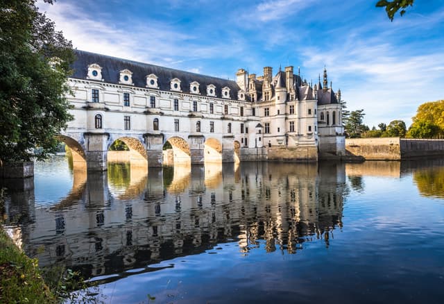 【Private France Tour】2-Day Classic Getaway from Paris · Château de Chambord × Château de Chenonceau × Palace of Versailles × Montmartre